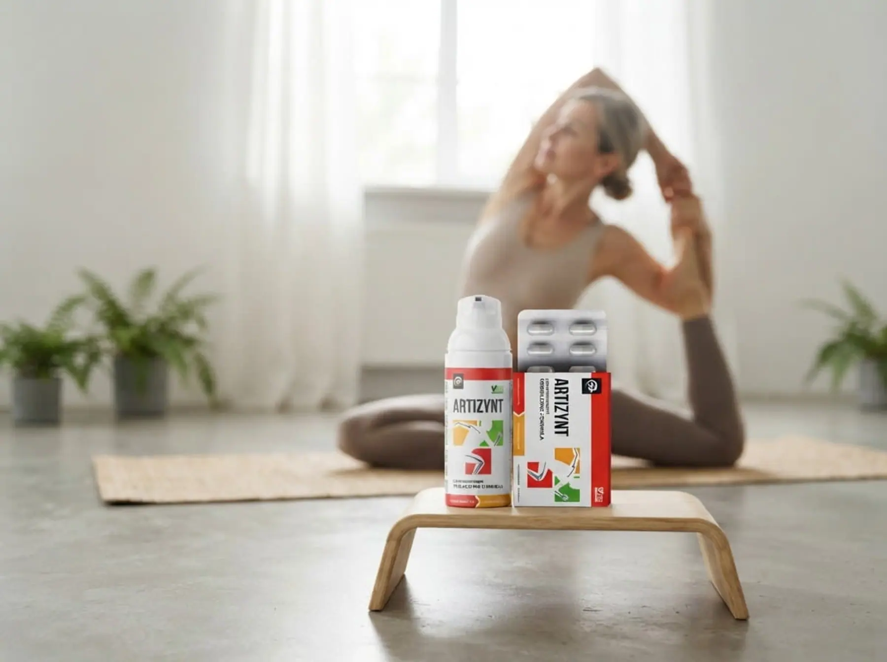 Una donna fa yoga sul tappetino; in primo piano il flacone di ArtiZynt gel e la scatola delle capsule